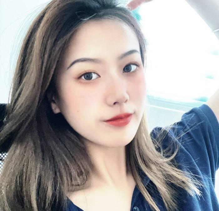 重庆天然极品女神，皮肤雪白，前凸后翘，敏感水多，叫床声音好听